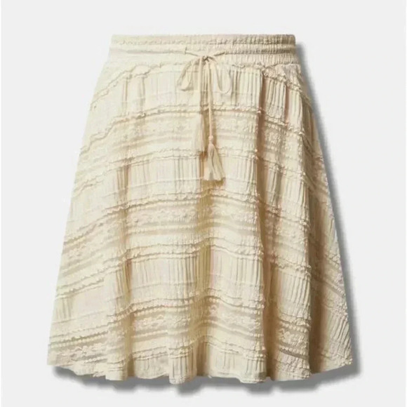 Torrid NWT Ivory Lace Smocked Waist Skater Skirt 4X P52 - Picture 5 of 14